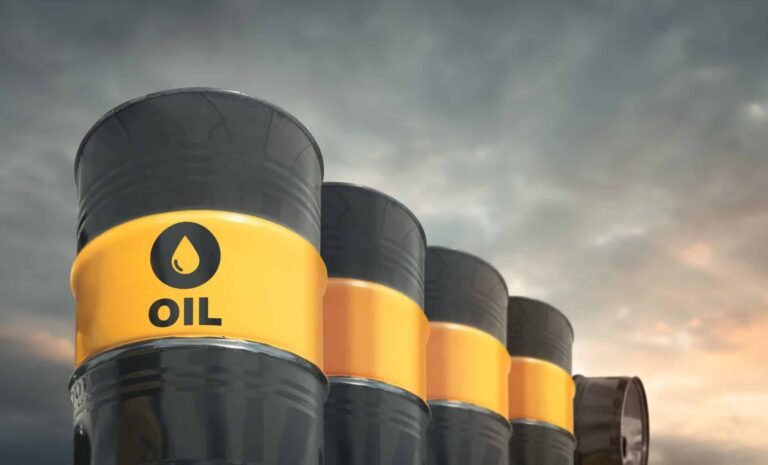 Pétrole (OIL) Rebond après un Plus Bas de 4 ans : Faut-il acheter ou rester Prudent ?