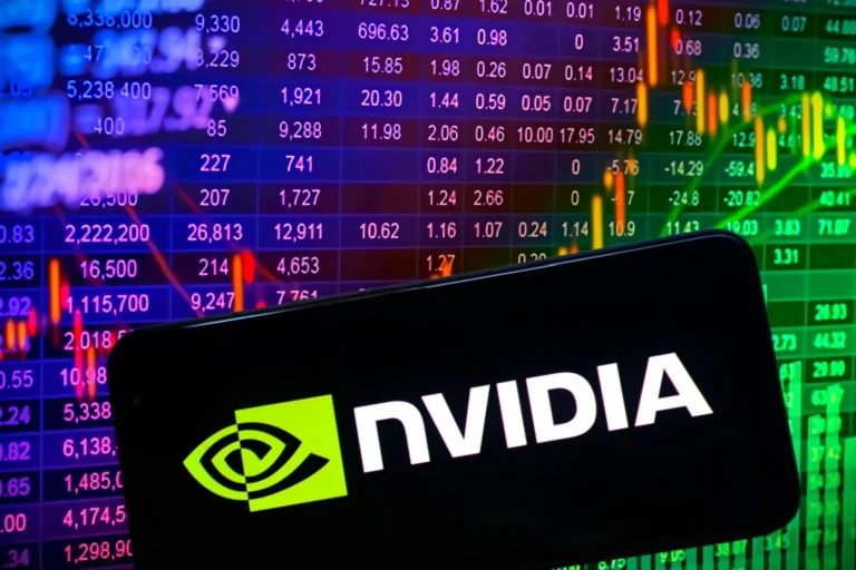 Nvidia dépasse les 4000 milliards $ : faut-il encore investir dans le géant de l’IA ?